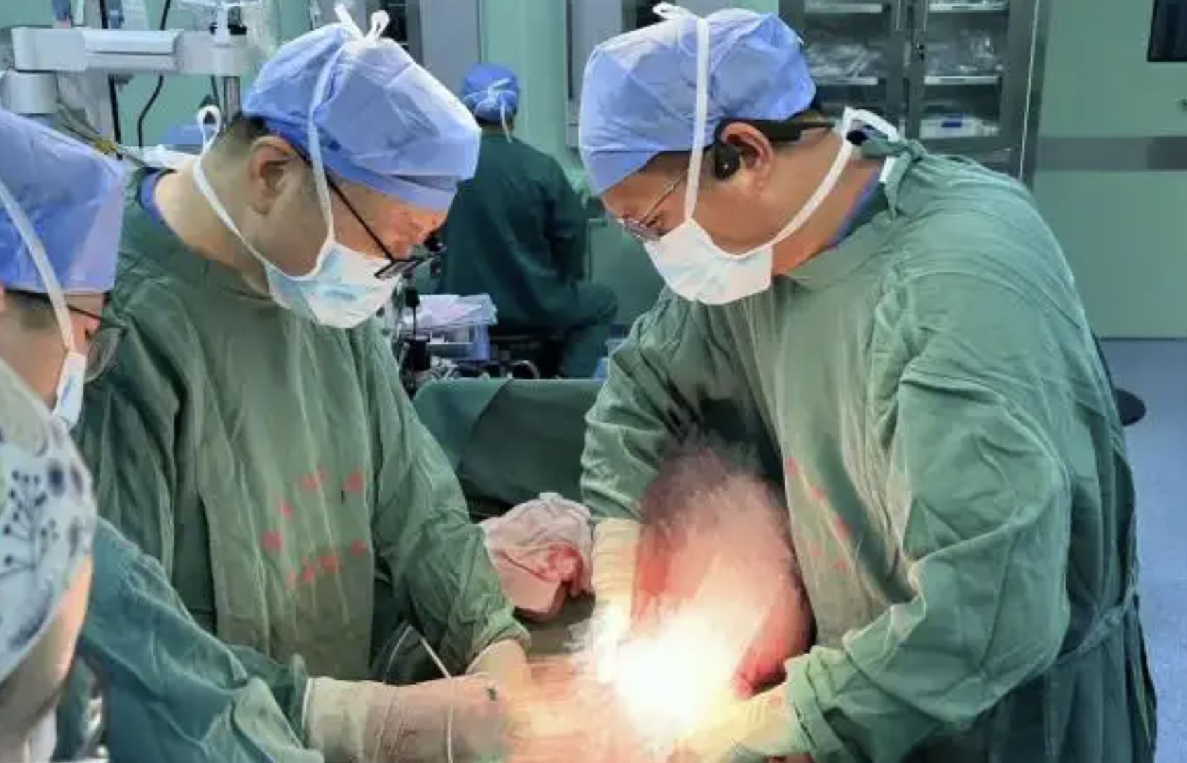 ▲大陸一名男子便祕4個月，腹部隆起如孕婦，經醫生開刀後取出2公尺壞死結腸。（圖／翻攝荔枝新聞）