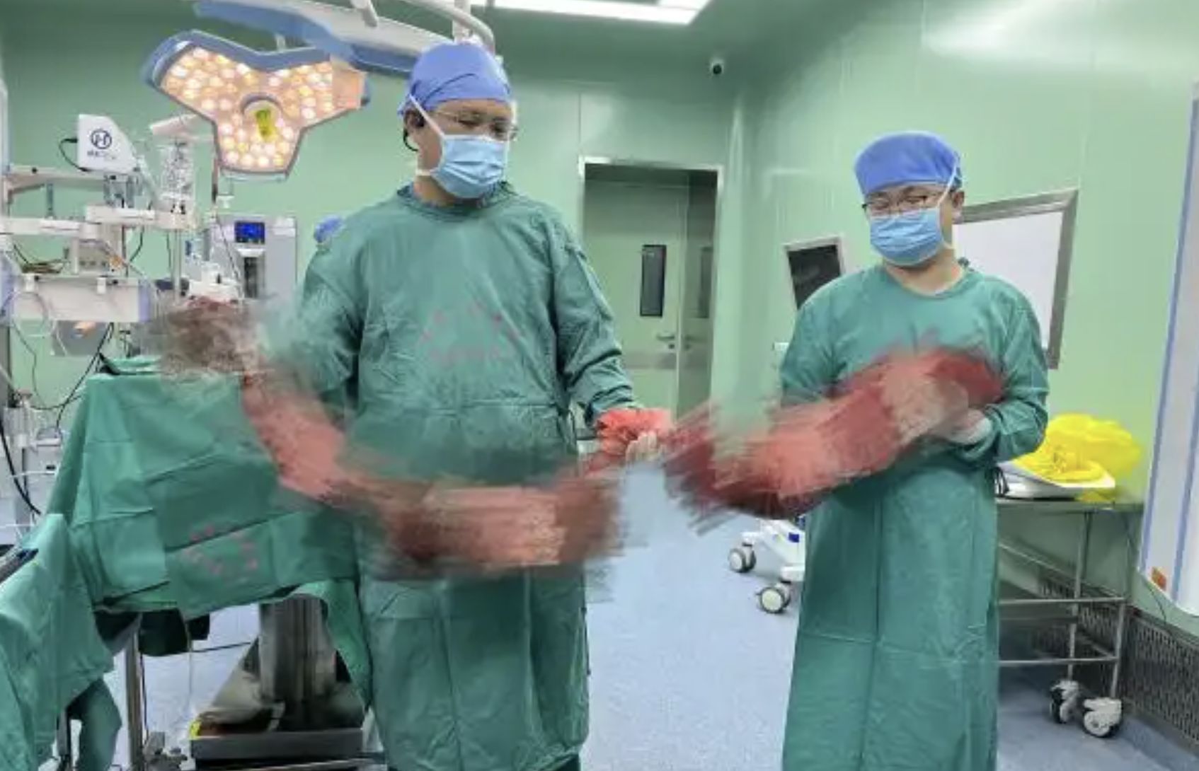 ▲大陸一名男子便祕4個月，腹部隆起如孕婦，經醫生開刀後取出2公尺壞死結腸。（圖／翻攝荔枝新聞）