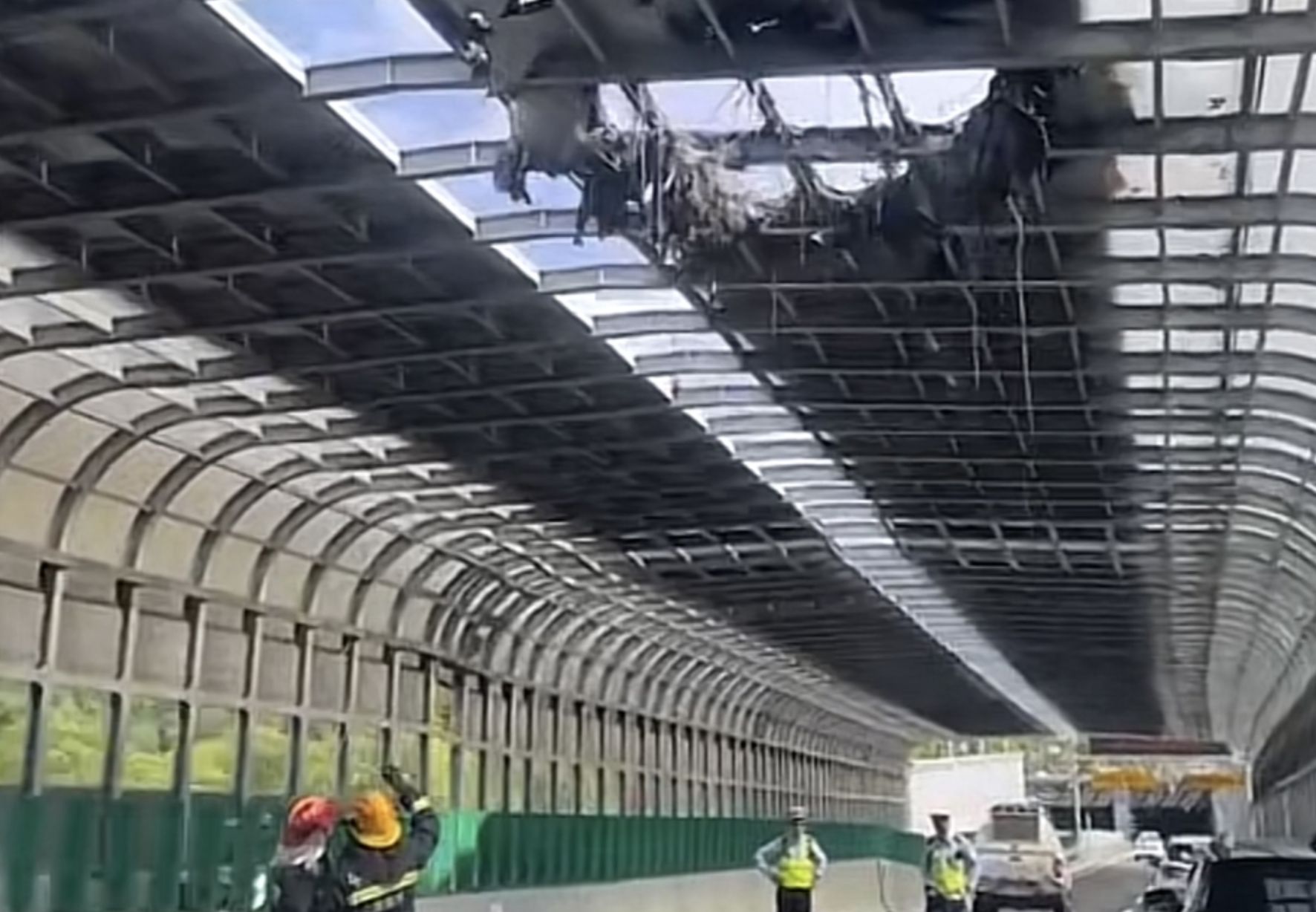 ▲上海高架道路「隔音板＋太陽能」示範工程發生火災。（圖／翻攝上觀新聞）