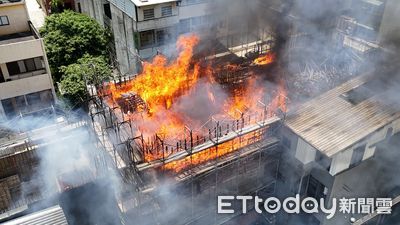 快訊/苗栗工地竄火驚悚畫面曝!火舌波及兩側民宅 警消灌救中