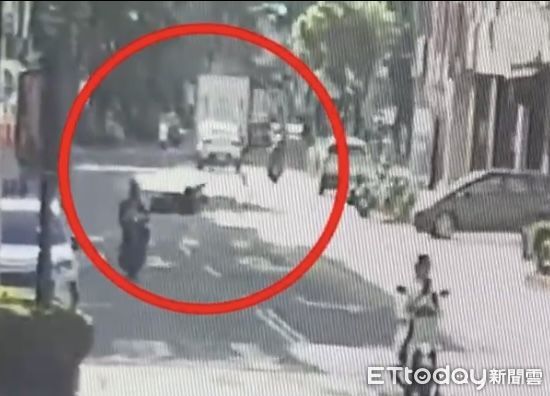 ▲▼11歲男童騎腳踏車路口突左轉　騎士煞不住撞飛&hellip;驚悚畫面曝。（圖／記者賴文萱翻攝）