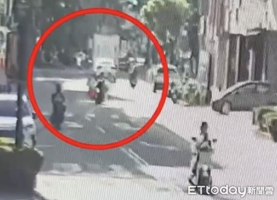 ▲▼11歲男童騎腳踏車路口突左轉　騎士煞不住撞飛&hellip;驚悚畫面曝。（圖／記者賴文萱翻攝）