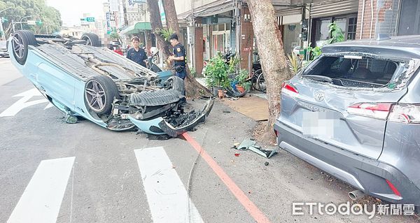 ▲桃園市林姓男子昨天下午駕駛賓士轎車行經桃園區正光路不慎撞擊路旁轎車後翻覆，員警到場處理。（圖／記者沈繼昌翻攝）