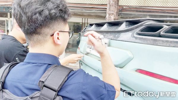 ▲桃園市林姓男子昨天下午駕駛賓士轎車行經桃園區正光路不慎撞擊路旁轎車後翻覆，員警查出其車牌竟是偽造。（圖／記者沈繼昌翻攝）