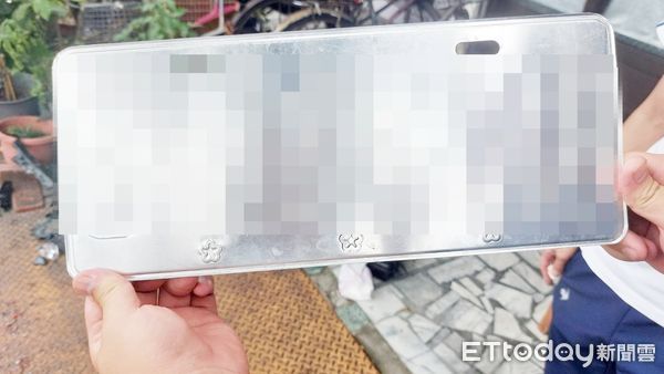 ▲桃園市林姓男子昨天下午駕駛賓士轎車不慎撞擊路旁轎車後翻覆，員警查出其車牌係網路購買偽造車牌。（圖／記者沈繼昌翻攝）