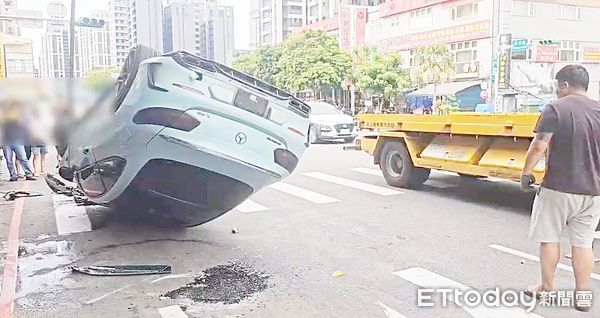 ▲桃園市林姓男子昨天下午駕駛賓士轎車行經桃園區正光路不慎撞擊路旁轎車後翻覆，警方通知拖吊車移置桃園交通分隊處理。（圖／記者沈繼昌翻攝）