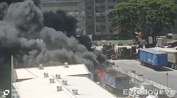 ▲▼高雄仁武嚴重火警！恐怖黑煙狂竄天際。（圖／民眾提供）