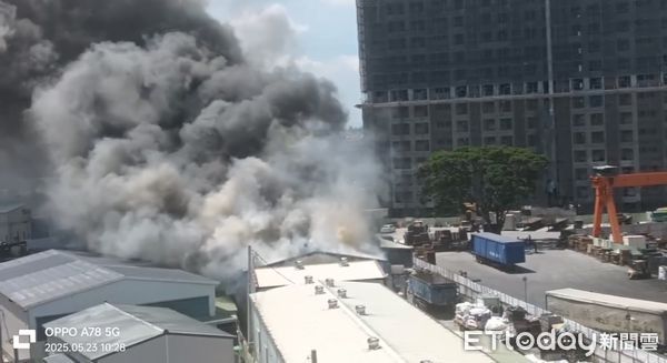▲▼高雄仁武嚴重火警！恐怖黑煙狂竄天際。（圖／民眾提供）