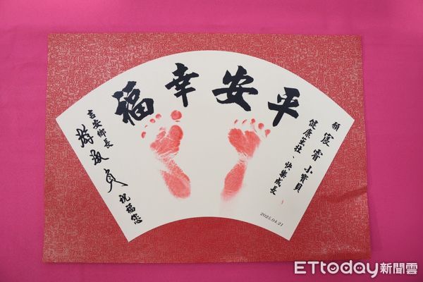 ▲▼花蓮吉安鄉鼓勵生育，除每胎補助3萬元外，今年加贈祝福禮「人生第一枚腳印」。（圖／吉安鄉公所提供，下同）