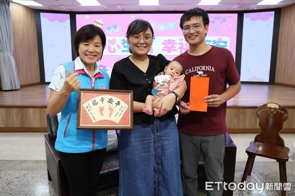 ▲▼花蓮吉安鄉鼓勵生育，除每胎補助3萬元外，今年加贈祝福禮「人生第一枚腳印」。（圖／吉安鄉公所提供，下同）