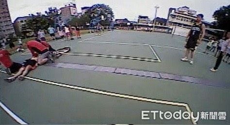▲▼ 嘉義市西區大同國小籃球場昨(22)日傍晚，一名男子突感身體不適倒地，失去呼吸心跳            。（圖／記者翁伊森翻攝）