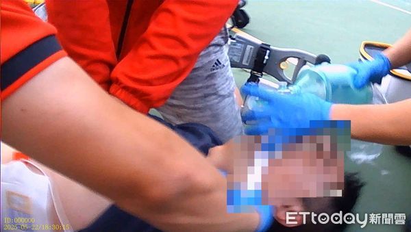 ▲▼ 嘉義市西區大同國小籃球場昨(22)日傍晚，一名男子突感身體不適倒地，失去呼吸心跳            。（圖／記者翁伊森翻攝）