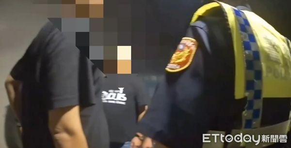▲4名黑衣男子包圍小草，警詢後依照恐嚇罪移送。（圖／記者陸運陞翻攝，下同）