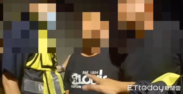 ▲4名黑衣男子包圍小草，警詢後依照恐嚇罪移送。（圖／記者陸運陞翻攝，下同）