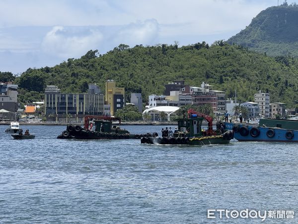 ▲▼高雄旗津驚傳船隻翻覆！3人落海救起…1人仍搜救中。（圖／記者賴文萱翻攝）