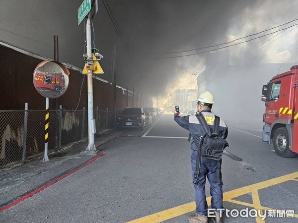 ▲▼仁武恐怖火警延燒回收廠釀空汙　惡臭味狂飄2地區快關窗。（圖／記者賴文萱翻攝）