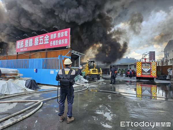 ▲▼仁武恐怖火警延燒回收廠釀空汙　惡臭味狂飄2地區快關窗。（圖／記者賴文萱翻攝）