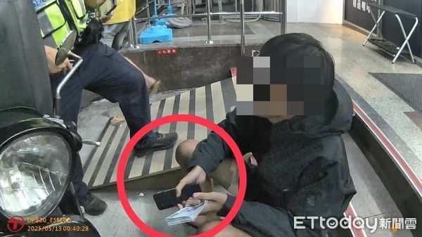 ▲潮州警分局員警逮獲當車手的劉姓青年             。（圖／記者陳崑福翻攝）