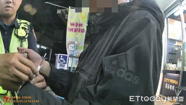 ▲潮州警分局員警逮獲當車手的劉姓青年             。（圖／記者陳崑福翻攝）