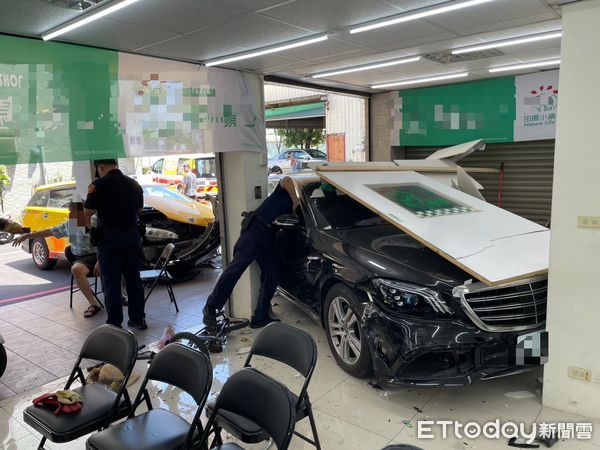 ▲▼賓士車禍             。（圖／記者陳宏瑞翻攝）