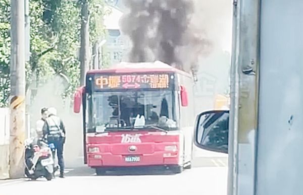▲桃園市一輛公車今天上午10時許行經平鎮區金陵路七段時突然起火燃燒，駕駛停靠路旁下車察看，警消據報到場處理。（圖／翻攝自臉書《紅色豪門企業》）
