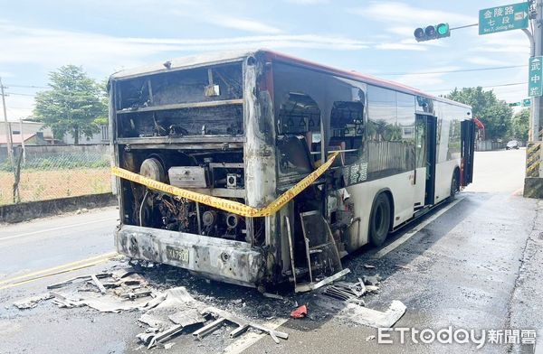 ▲桃園市一輛公車今天上午10時許行經平鎮區金陵路七段時突然起火燃燒，消防人員撲滅火勢，但後半部幾乎全毀。（圖／記者沈繼昌翻攝）