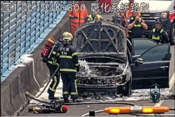 ▲國道1號北上彰化路段火燒車。（圖／翻攝自國道1968）