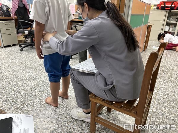 ▲孩子常喊腳酸，別急著當作「成長痛」！小心是足弓在作怪。(圖門諾醫院提供，下同)