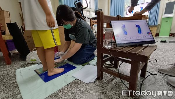 ▲孩子常喊腳酸，別急著當作「成長痛」！小心是足弓在作怪。(圖門諾醫院提供，下同)