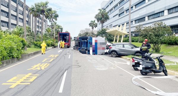 ▲桃園市一輛滿載對二甲苯油罐車今天上午10時許行經觀音區桃科二路時，突然失控撞擊路旁6輛轎車後側翻，消防人員到場搶救。（圖／桃園市消防局提供）