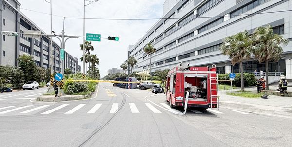 ▲桃園市一輛滿載對二甲苯油罐車今天上午10時許行經觀音區桃科二路時，突然失控撞擊路旁6輛轎車後側翻，消防人員在場處理。（圖／桃園市消防局提供）