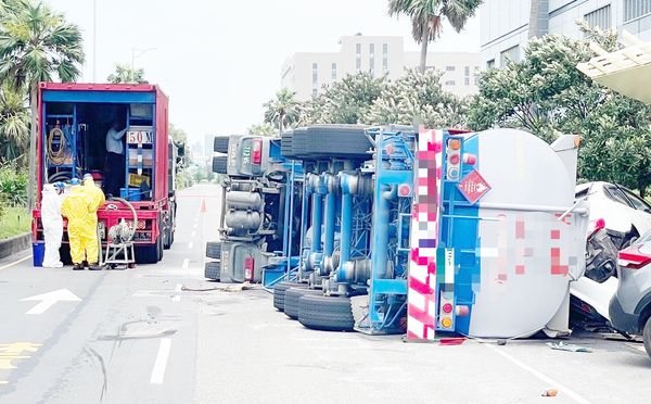 ▲桃園市一輛油罐車今天上午行經觀音區桃科二路時失控翻覆，大量化學易燃物外洩，環保局專業人員到場處裡。（圖／桃園市消防局提供）