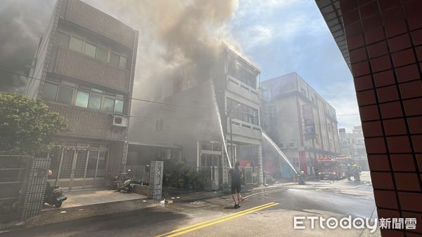 ▲▼苗栗興建中建物竄火。（圖／記者楊永盛翻攝）