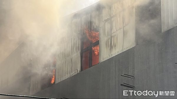 ▲▼苗栗興建中建物竄火。（圖／記者楊永盛翻攝）