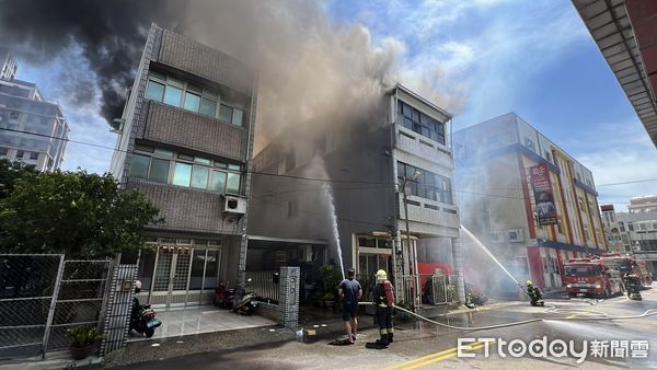 ▲▼苗栗興建中建物竄火。（圖／記者楊永盛翻攝）