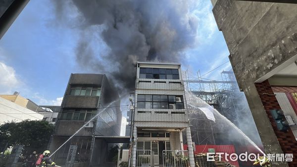 ▲▼苗栗興建中建物竄火。（圖／記者楊永盛翻攝）