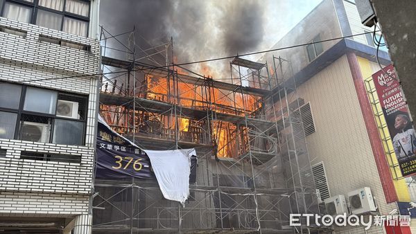 ▲▼苗栗興建中建物竄火。（圖／記者楊永盛翻攝）