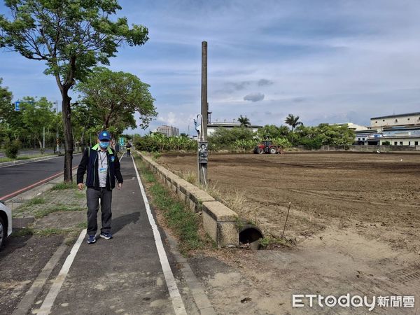 ▲台南市環保局稽查人員深入善化農地，查獲異味源頭為未熟禽畜糞便。（記者林東良翻攝，下同）
