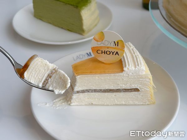 ▲▼紐約甜點品牌「Lady M」攜手知名日本梅酒品牌「CHOYA」推出全新聯名「蜂蜜梅酒千層」。（圖／記者蕭筠攝）
