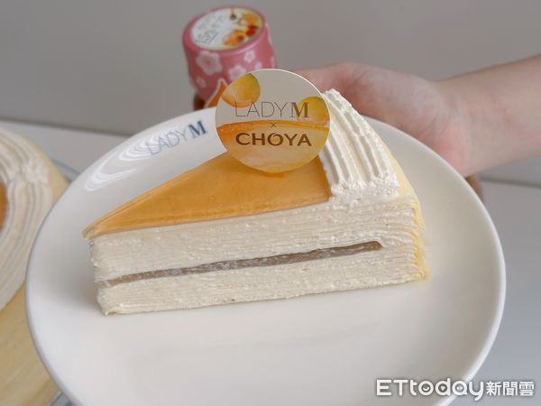 ▲▼紐約甜點品牌「Lady M」攜手知名日本梅酒品牌「CHOYA」推出全新聯名「蜂蜜梅酒千層」。（圖／記者蕭筠攝）