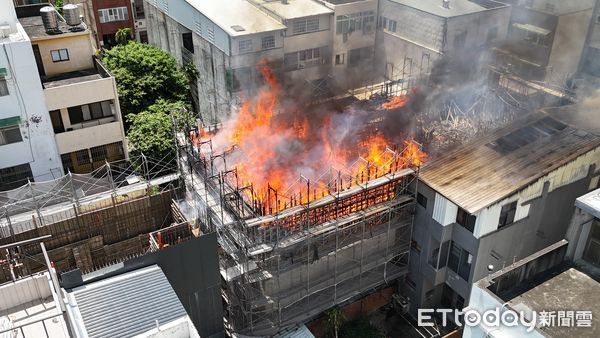 ▲▼苗栗興建中建物竄火。（圖／記者楊永盛翻攝）