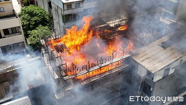 ▲▼苗栗興建中建物竄火。（圖／記者楊永盛翻攝）
