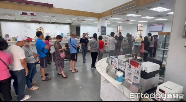 ▲近日台幣升值，離島金門的台灣銀行出現長龍隊伍搶購人民幣。（圖／記者林名揚翻攝）