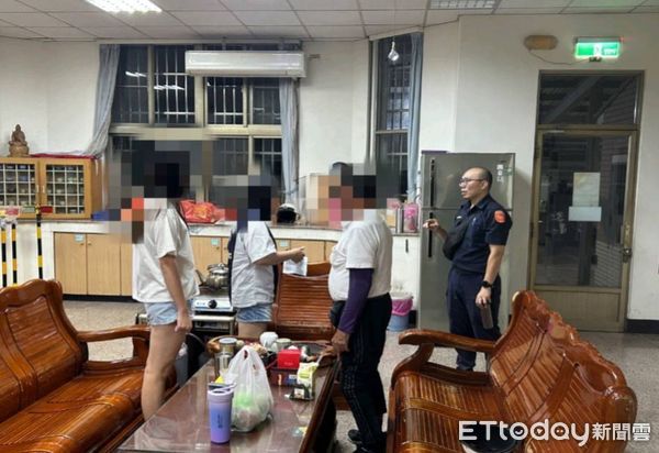 ▲東港警分局員警助胡男返家            。（圖／記者陳崑福翻攝）