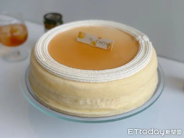 ▲▼紐約甜點品牌「Lady M」攜手知名日本梅酒品牌「CHOYA」推出全新聯名「蜂蜜梅酒千層」。（圖／記者蕭筠攝）