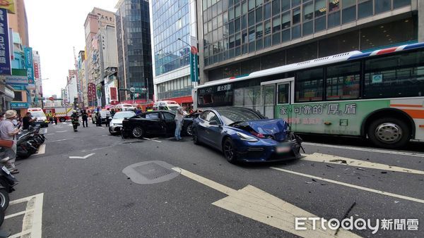 ▲▼(碼)台北市重慶南路一段發生嚴重車禍意外，8人受傷。（圖／記者黃彥傑攝）