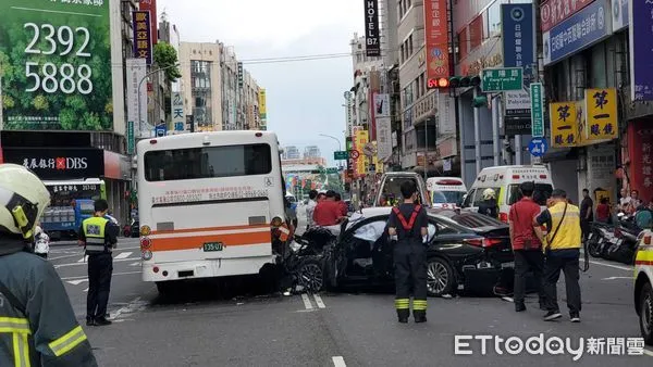 ▲▼(碼)台北市重慶南路一段發生嚴重車禍意外，8人受傷。（圖／記者黃彥傑攝）