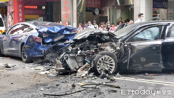 ▲▼(碼)台北市重慶南路一段發生嚴重車禍意外，8人受傷。（圖／記者黃彥傑攝）