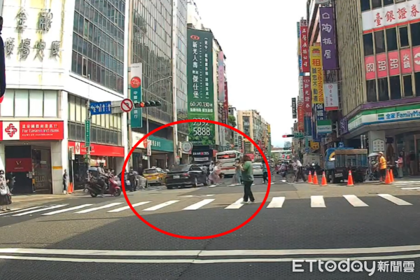 ▲▼             重慶南路轎車暴衝闖紅燈，導致8人受傷。（圖／Thread@mr.an910授權提供）