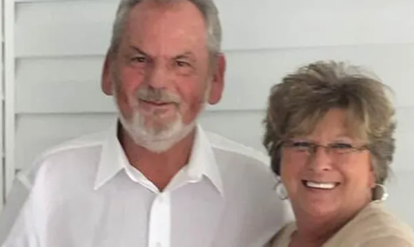 家園遭龍捲風摧毀　深情老夫妻「緊抱彼此不放手」一同斷臂。（圖／翻攝自募款網站GoFundMe）